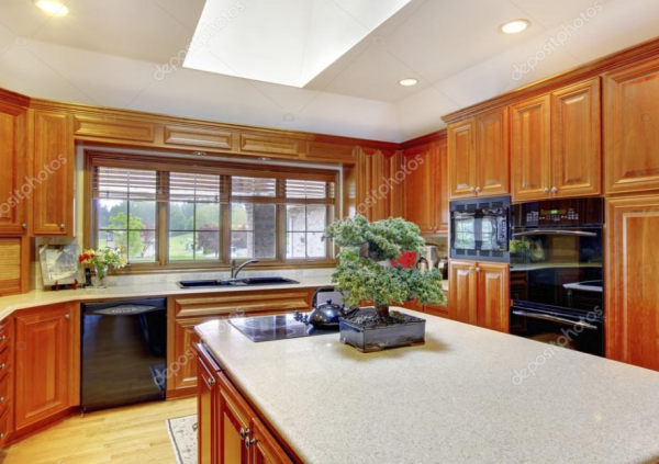 Dapur dengan pot bunga bonsai di sudut ruangan